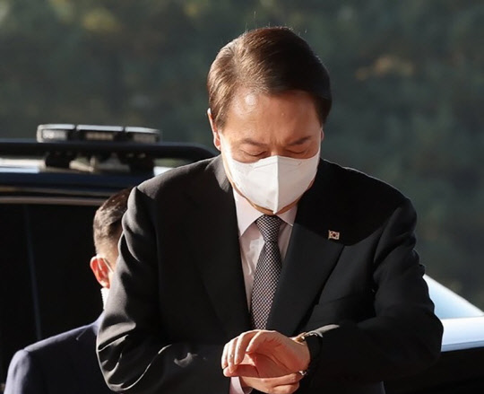 윤석열 대통령이 출근하는 모습. <연합뉴스>